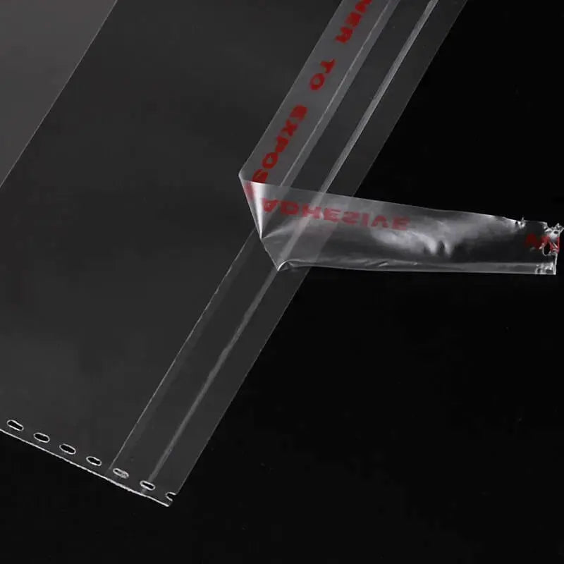 Close-up van een transparant cellofaanzakje met de beschermfolie gedeeltelijk losgetrokken van de plakstrip.